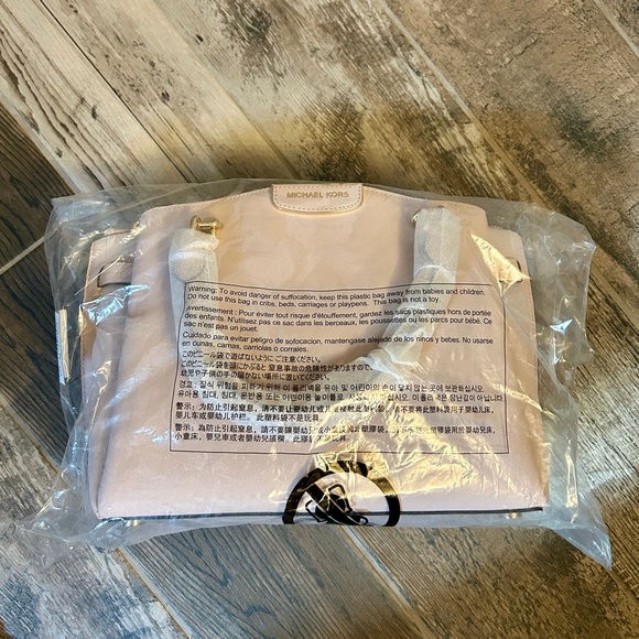 🌟NWT🌟Michael Kors Soft Pink Leather Shoulder Bag with Gold Hardware - Picture 8 of 8